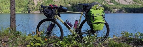 Ein für Bikepacking ausgestattetes Gravelbike